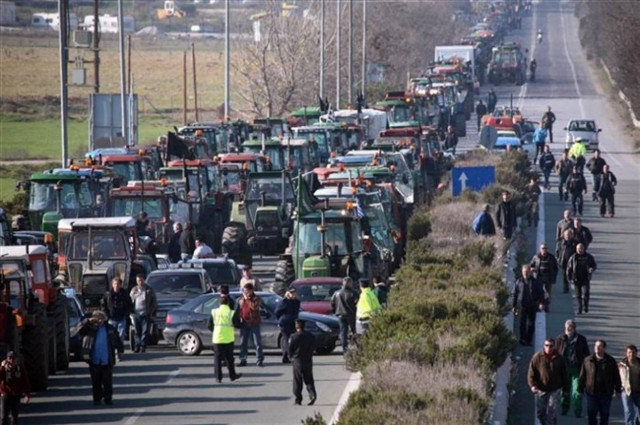 Αχαΐα: Σε τρία σημεία οι δυνάμεις των αγροτών