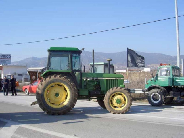 Με αναμμένα τα τρακτέρ οι αγρότες της Πελοποννήσου