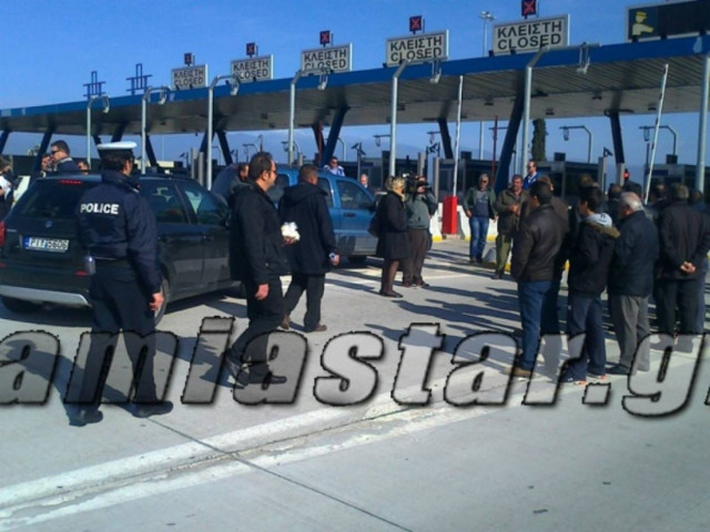 Βίντεο:Οι αγρότες μοίρασαν ρύζι στα διόδια-Μαζί τους και ο Γκλέτσος