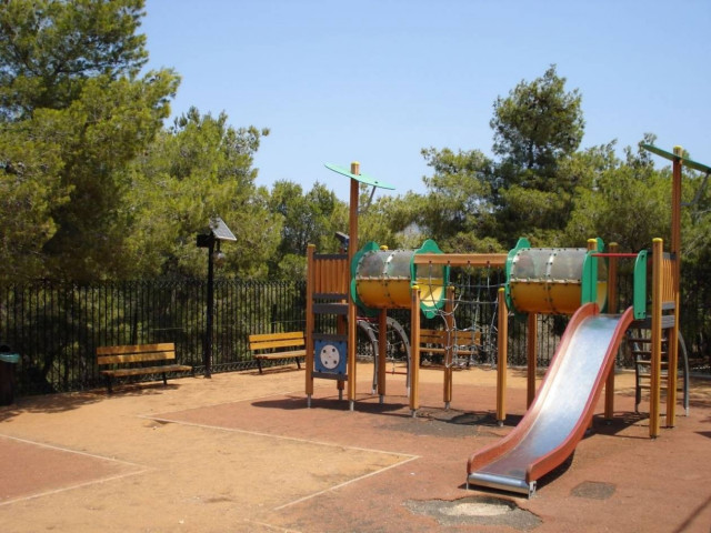 Παιδικές χαρές από... χρυσάφι: 8.000 ευρώ η κούνια!