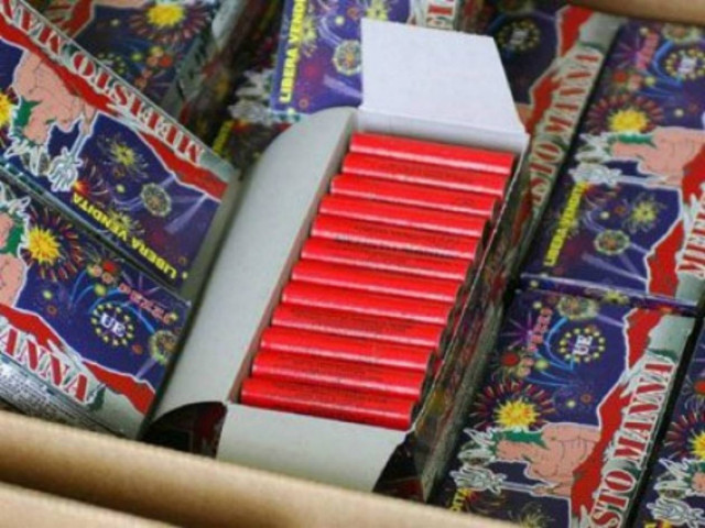 Λάρισα: Ετοιμαζόταν να πουλήσει βιβλία... μαζί με κροτίδες