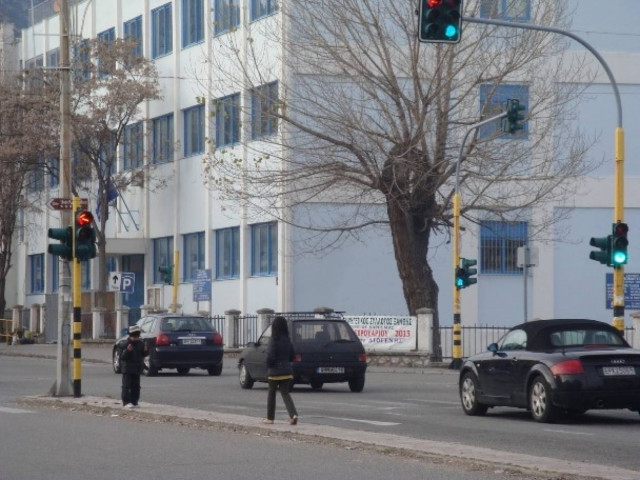 Σοκ- Γονείς βγάζουν τα παιδιά τους στα φανάρια για επαιτεία (βίντεο)