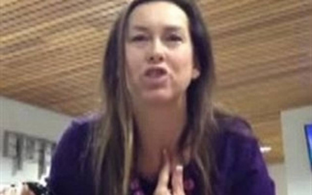 Βίντεο-ΣΟΚ: Ρατσιστικό παραλήρημα σε αίθουσα αναμονής νοσοκομείου