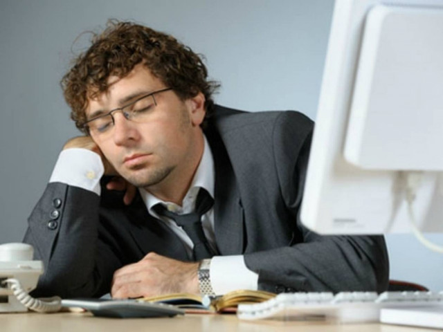 Τι να πεις αν σε τσακώσουν να κοιμάσαι στο γραφείο