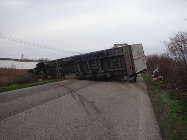 Ανατροπή τουρκικής νταλίκας- Στο νοσοκομείο ο οδηγός  (βίντεο)