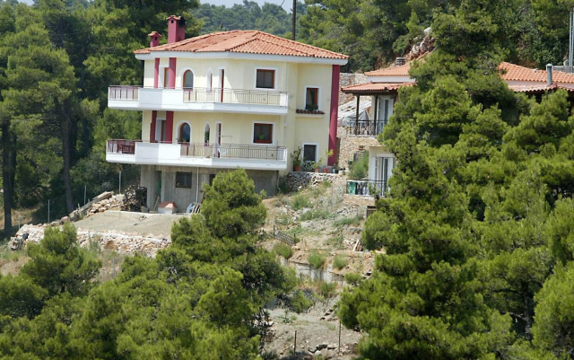 Μόλις 1,5 δισ. εισπράχθηκαν από αυθαίρετα και ημιυπαίθριους