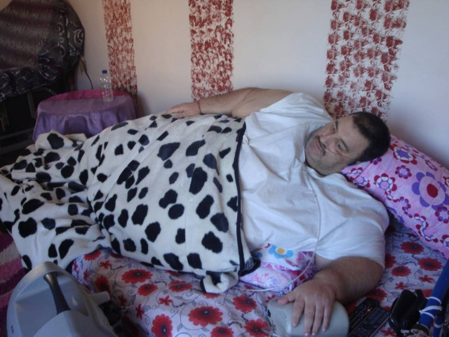 Βίντεο: Έκκληση για βοήθεια από υπέρβαρο που ζει έναν εφιάλτη