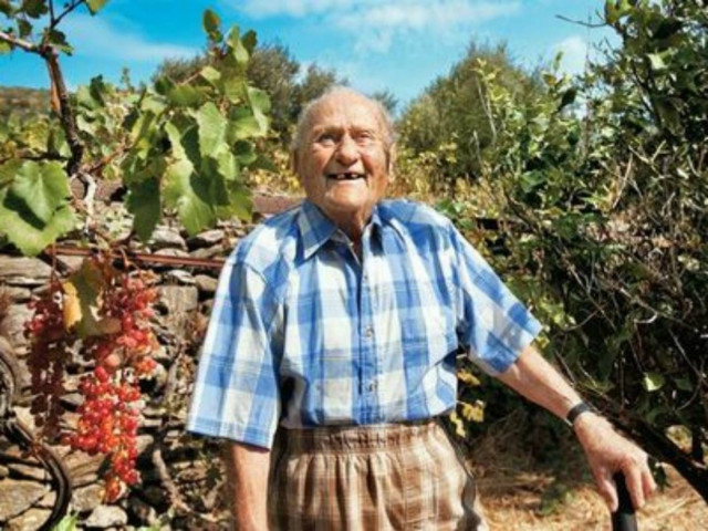 Πέθανε ο κυρ Σταμάτης, ο αιωνόβιος Ικαριώτης που κορόιδεψε τον καρκίνο