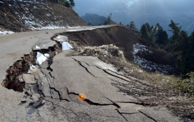 Ευρυτανία: «Πέφτει» ο δρόμος στα Φιδάκια (pics)