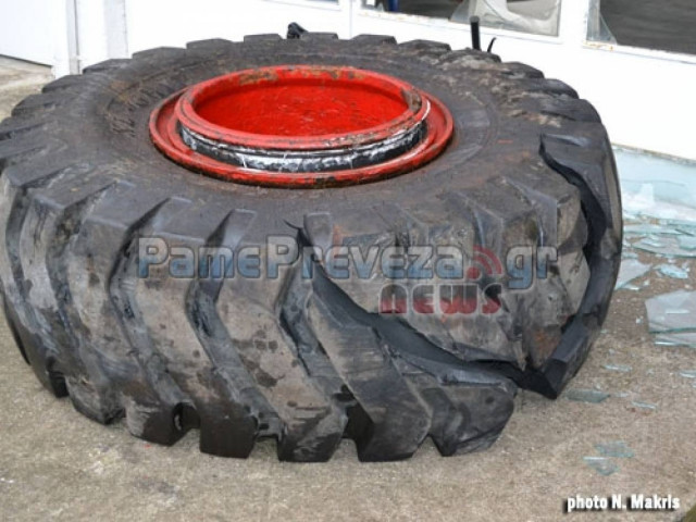 Έσκασε λάστιχο από τρακτέρ σε συνεργείο-Σοβαρά ένα άτομο (pics-vid)