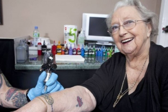 Απίστευτο: Έκανε το τρίτο τατουάζ της στα... 92!