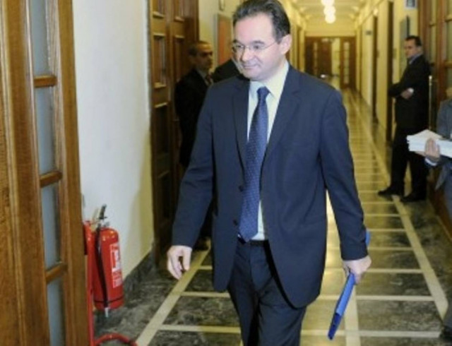 Διπλά βιβλία κρατούσε ο Παπακωνσταντίνου - Πήρε μαζί του το ένα!