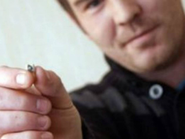 Αηδία: Βρήκε μέσα στα λουκάνικα που αγόρασε ένα...