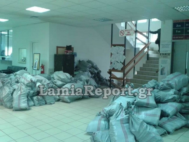 Εικόνες ντροπής στη ΔΟΥ Λαμίας (pics-vid)