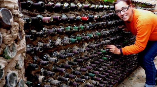 Φτιάχνει σπίτια από μπουκάλια για φτωχούς (pics)