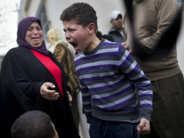 Συγκλονιστικό: Μικρός Παλαιστίνιος θρηνεί για το γκρεμισμένο σπίτι του