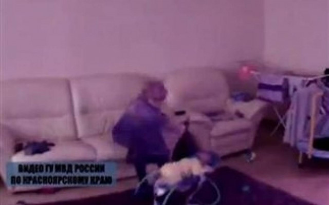 ΣΑΛΟΣ - Βίντεο: Νταντά χτυπά μωρό 9 μηνών… επειδή έκλαιγε