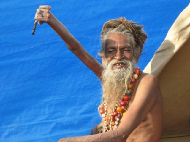 Απίστευτο: Κρατά το δεξί του χέρι σηκωμένο επί 40 χρόνια! (pics)