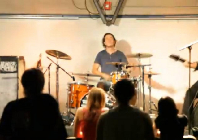 Βίντεο: Έπεσε από τη σκηνή την ώρα της συναυλίας