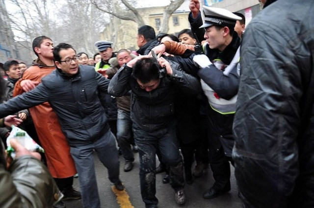 Το πλήθος επιχείρησε να τον λιντσάρει επειδή χτύπησε ένα παιδί