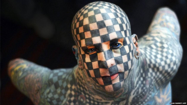 Ο άνθρωπος-σκάκι έχει κάνει τατουάζ όλο του το σώμα και το πρόσωπο!