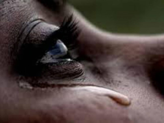 Και βοήθησε την... κλαμμένη γυναίκα και τον έκλεψε!