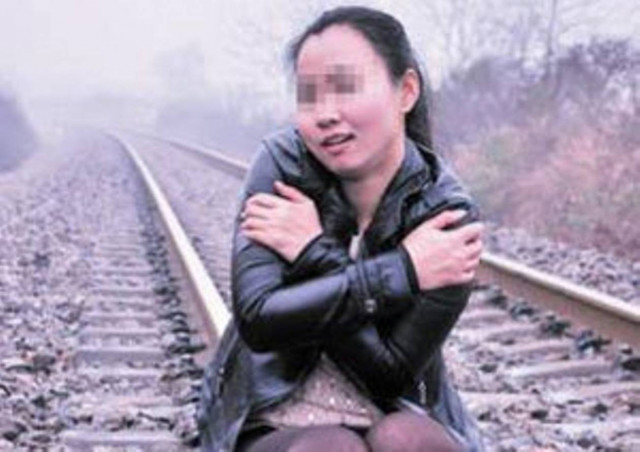 Σοκ: Τη χτύπησε τρένο, ενώ έβγαζε φωτογραφία!