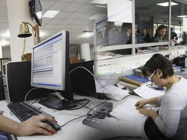 Αβέβαιο το μέλλον για 13.000 δημοσίους υπαλλήλους
