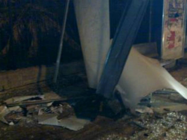 Πάτρα: Αυτοκίνητο καρφώθηκε σε στάση λεωφορείου (pics)