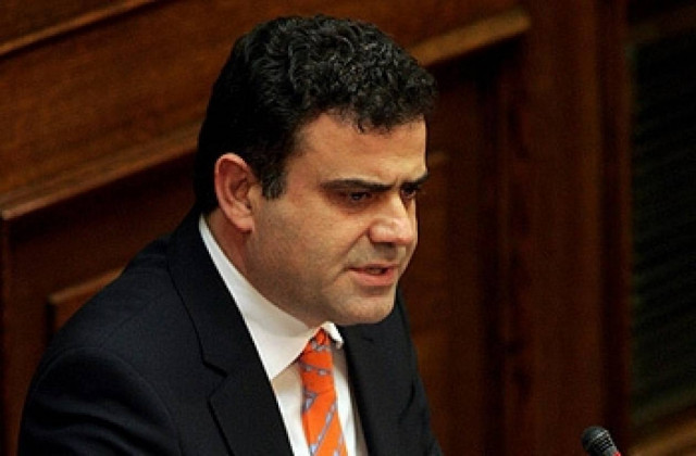 Βίντεο: Καλλιτεχνική φλέβα ο Χρήστος Αηδόνης - Τραγούδι για την Κύπρο