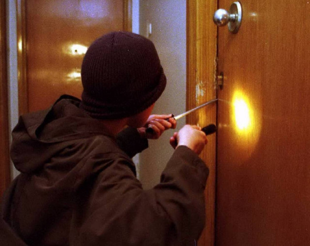 Ηλεία: Βρέθηκαν τετ α τετ με πέντε κουκουλοφόρους