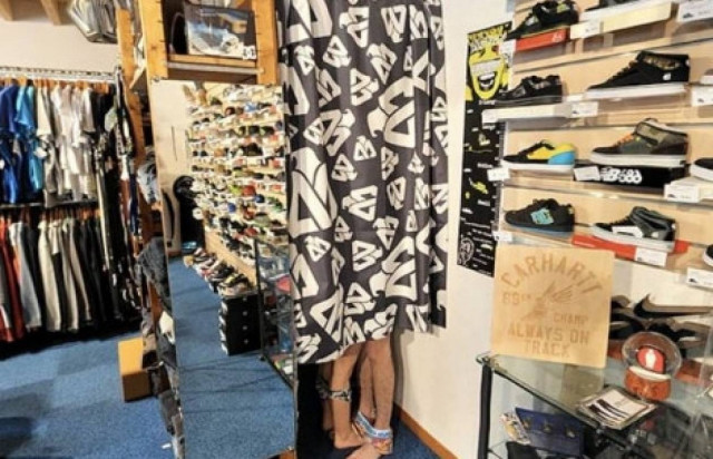 Σας βλέπουν: Σεξ στα δοκιμαστήρια καταστήματος!