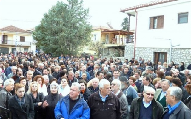 Αγανακτιμένοι πολίτες διαμαρτυρήθηκαν για το κέντρο Υγείας Αμφίκλειας!