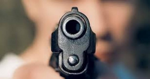 Πάνω στον καβγά την πυροβόλησε με περίστροφο στο πρόσωπο