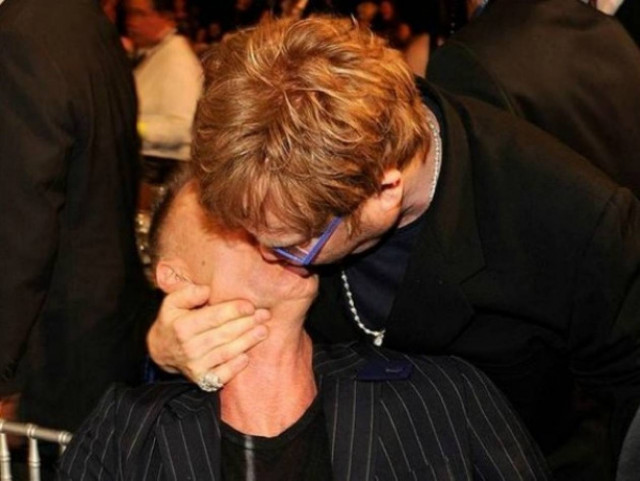 Ποιοι διάσημοι stars φιλιούνται με πάθος μπροστά στο φακό;