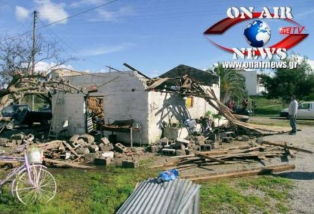 Ανεμοστρόβιλος έκοψε στα δύο κολώνες της ΔΕΗ (βίντεο)