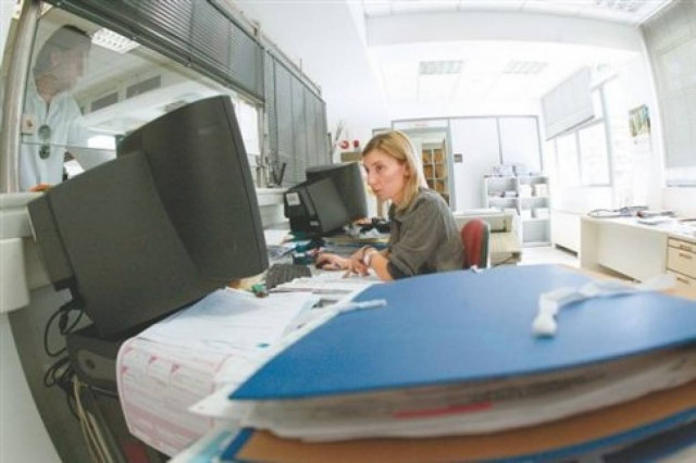 Πότε η εφορία θα βάζει χέρι στις καταθέσεις