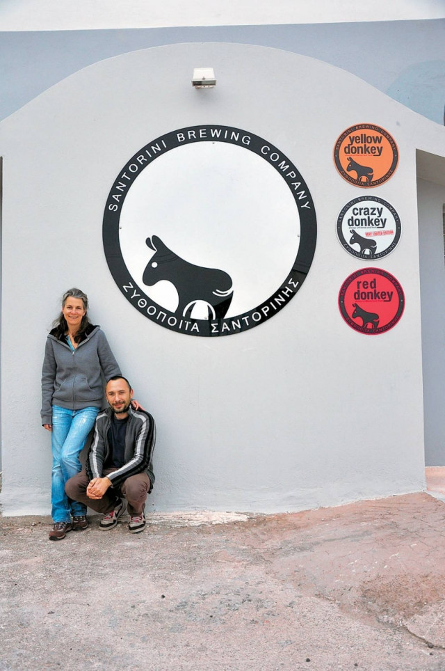 Ο πιο τρελός πρεσβευτής της Σαντορίνης,  ο… κίτρινος γάιδαρος!