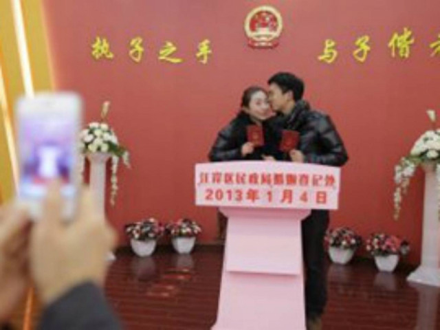 Απίστευτο: Νοικιάζουν συντρόφους για να αποφύγουν...