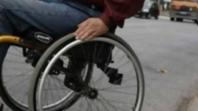 Αγώνας δρόμου τουρίστριας σε αναπηρικό καροτσάκι για μία τουαλέτα!