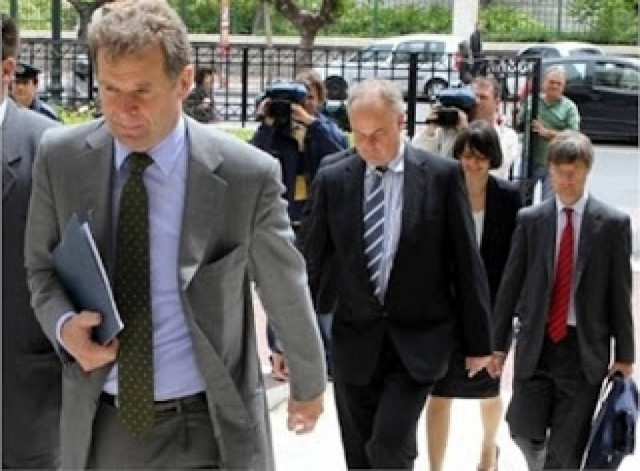 Η τρόικα ξανάρχεται με άγριες διαθέσεις