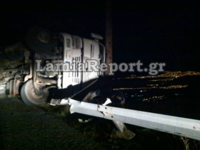 Λαμία: Νταλίκα ντελαπάρισε και σταμάτησε στο χείλος του γκρεμού (pics)