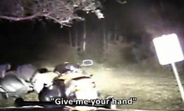 Βίντεο-ΣΑΛΟΣ: Αστυνομικοί χτυπάνε αλύπητα έναν νεαρό μοτοσικλετιστή