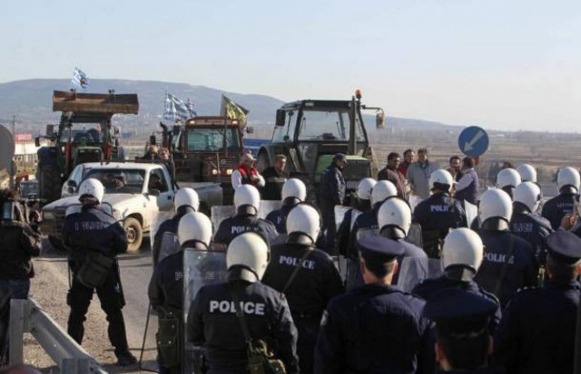 «Άναψαν τα αίματα» στο μπλόκο των αγροτών στις Σέρρες