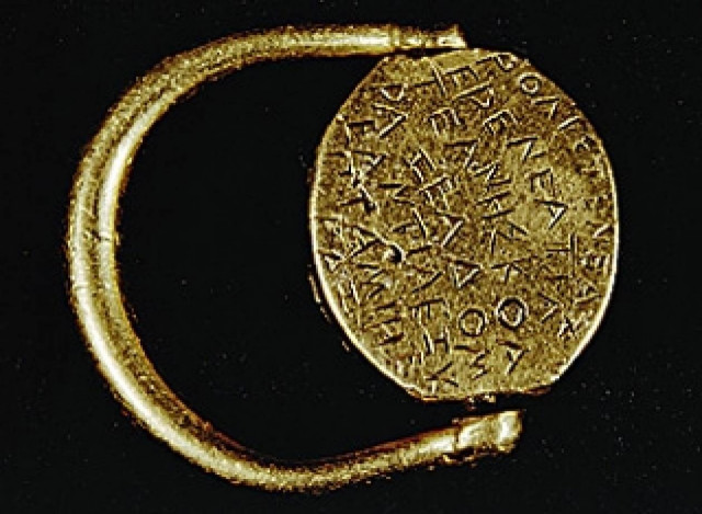 Αρχαία παρτιτούρα πάνω σε δαχτυλίδι