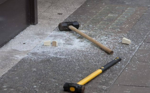 Ελεύθεροι οι ληστές με τις βαριοπούλες λόγω...φόρτου εργασίας