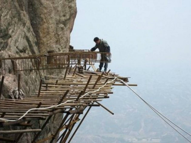 Περπατώντας πάνω από το απόλυτο χάος (pics)