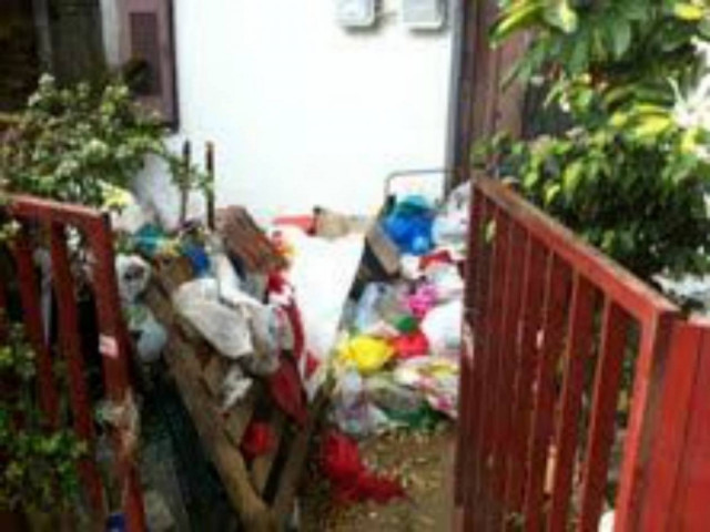 ΣΟΚ στην Κρήτη: Ηλικιωμένη ζούσε ανάμεσα σε 10 τόνους σκουπίδια