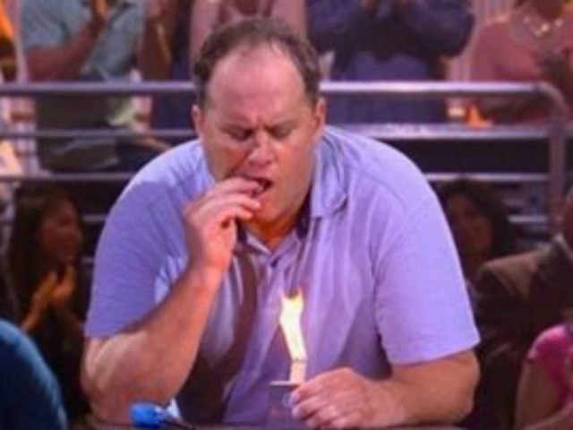 Βίντεο: Αντέχεις να το δεις; Έφαγε 20 αναμμένα κεριά!