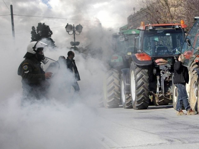 Άγρια συμπλοκή αγροτών με τα ΜΑΤ στο μπλόκο της Ανθήλης (pics)